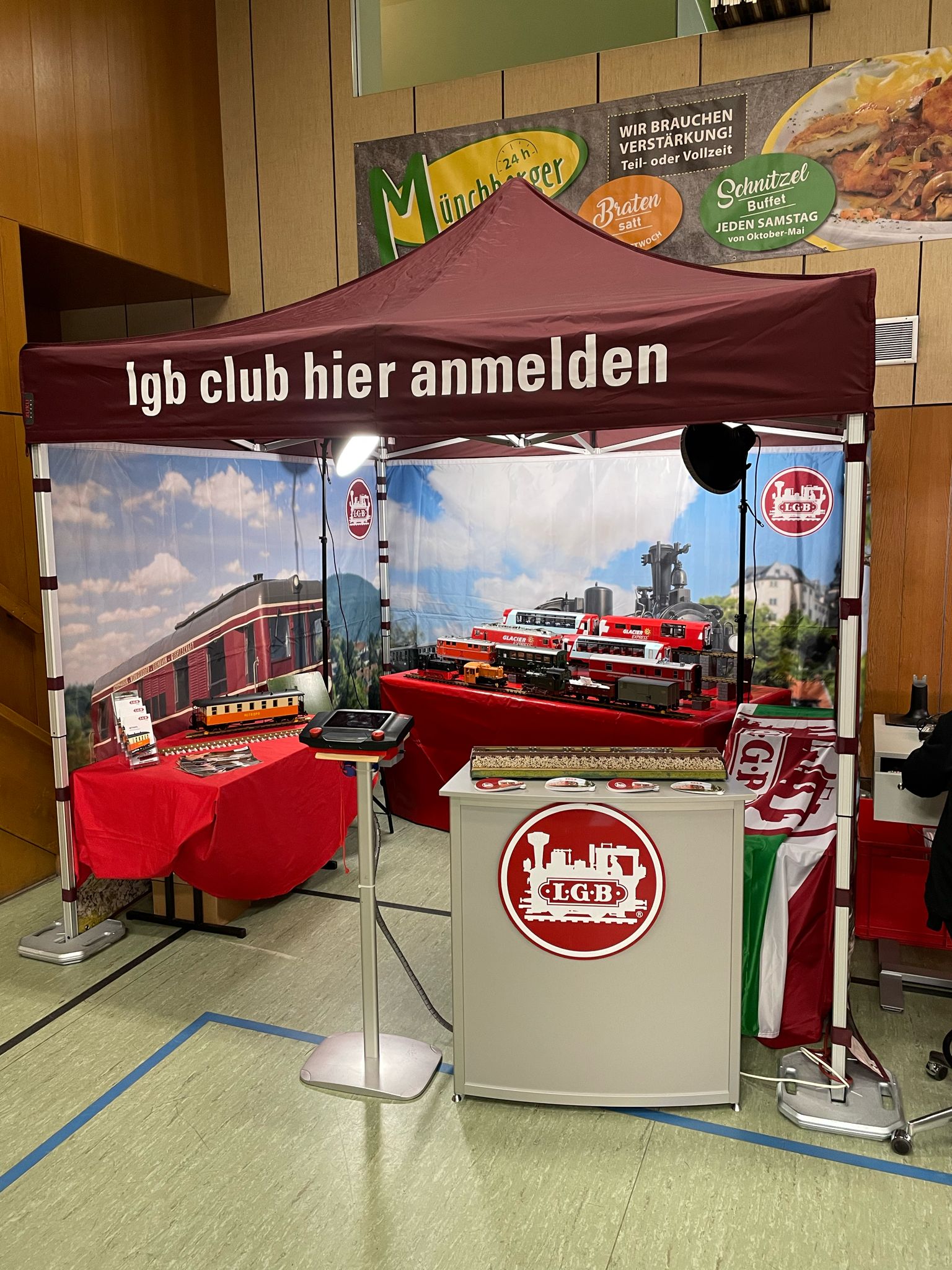 Nun ist das Zelt und die Empfangstheke in der groen Turnhalle aufgestellt. Auf der Ausstellung in Mnchberg fehlt nur noch die Vorfhrlok auf dem Rollenprfstand und ein Clubfahrzeug auf dem extra Ausstellungstisch. 