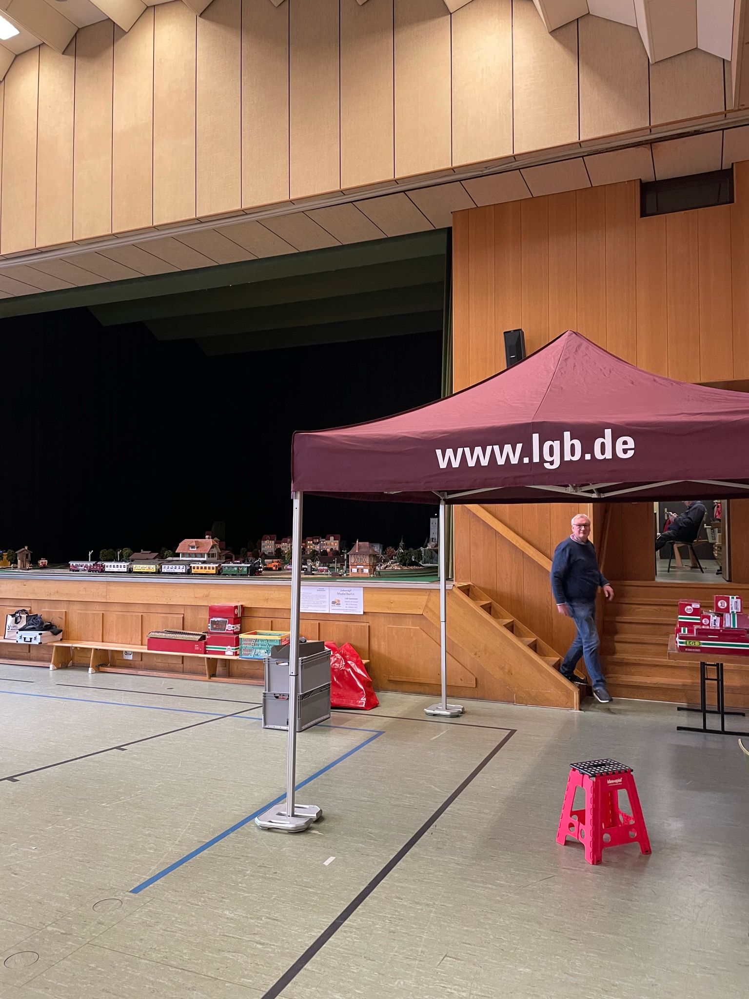 Der Prsentationsplatz fr das LGB-Clubzelt ist auf der rechten Seite der Halle und direkt vor der Bhne, auf der eine LGB Anlage mit viel Schmalspurverkehr zu sehen ist. Da haben sich die "GrossSpurigen" aus Hof einiges einfallen lassen. Auch ein Schweineschnuzchen habe ich auf der Anlage, neben einer Harzer Schmalspurbahn Lokomotive schon fahren sehen. Kommen Sie doch am 24. und 25. Februar in Mnchberg / Oberfranken vorbei. Zufahrt ist ausgeschildert.