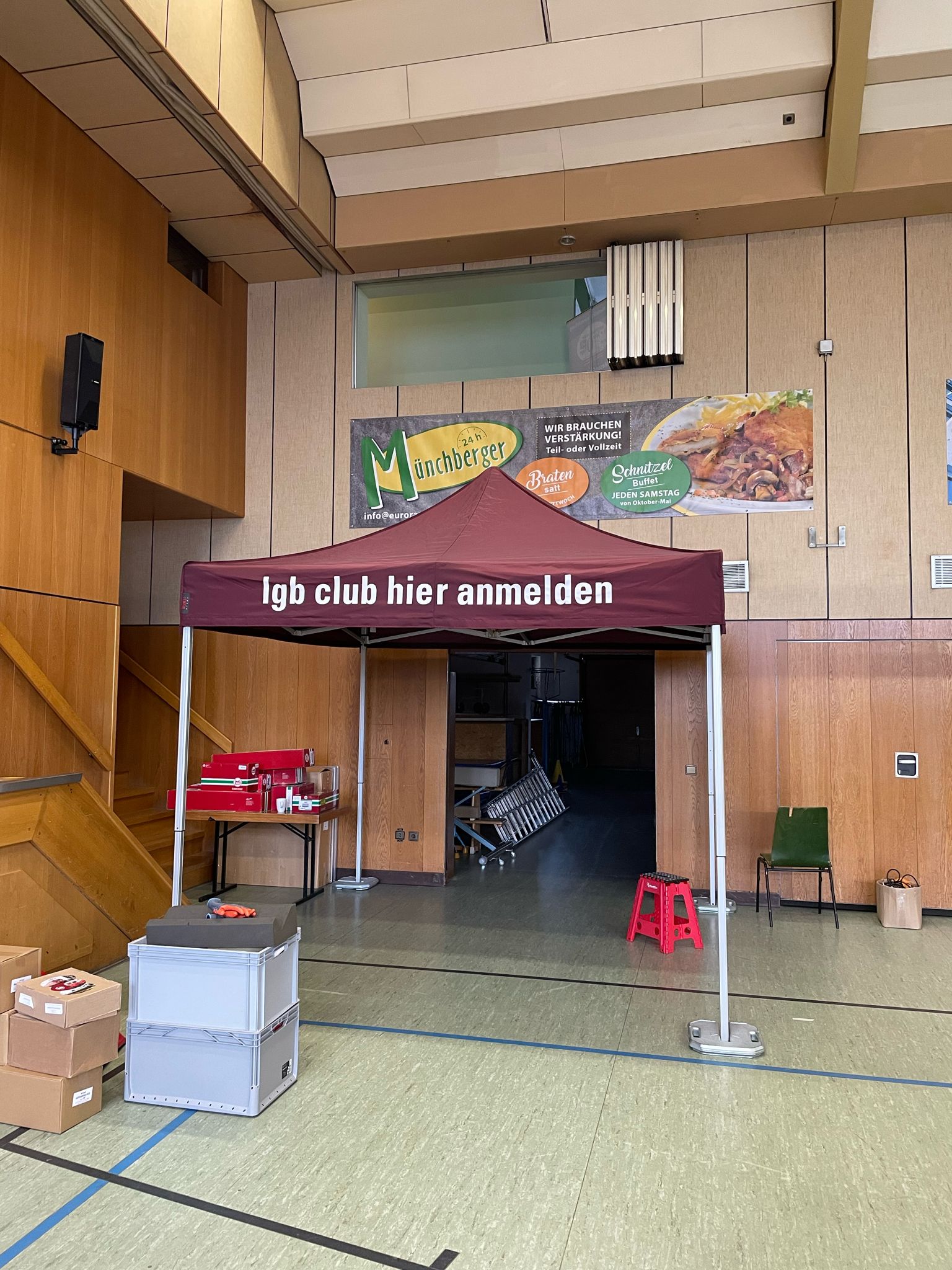 Die Messe in Mnchberg ist fr mich als Markenbotschafter mal ein "Heimspiel". Denn 45 Minuten Fahrzeit sind locker machbar. Hier nun das LGB Clubzelt noch beim Aufbau. Fast htte ich vergessen auch mal solche Bilder zu zeigen. 