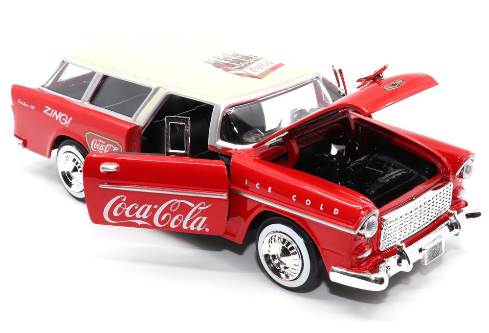 Ein 1955er Chevy Bel Air Nomad  mit der CocaCola Werbung ist ein weiteres Modell fr die Gartenbahn.   Dieses Modell aus dem Jahre 1955 ist ein zweitriger Kombi mit geteilter Heckklappe. Der 1955er Chevy Bel Air Nomad hat Tren und die Motorhaube zum ffnen.