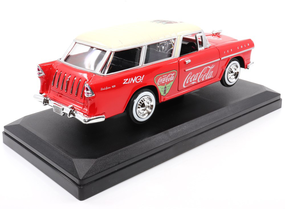 Ein 1955er Chevy Bel Air Nomad  mit der CocaCola Werbung ist ein weiteres Modell fr die Gartenbahn.   Dieses Modell aus dem Jahre 1955 ist ein zweitriger Kombi mit geteilter Heckklappe. Der 1955er Chevy Bel Air Nomad hat Tren und die Motorhaube zum ffnen.