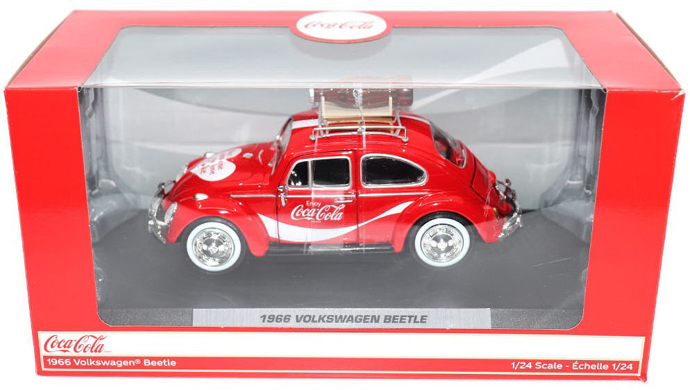 So bekannt wie die CocaCola Werbung ist auch der VW Beatle (VW Kfer) aus dem Jahre 1955.  Dieses Modell hat die beiden Tren und die Heckklappe - darunter ist der Motor - zum ffnen. Auf dem Spezialdachtrger aus der Bauzeit ist eine Nachbildung der klassischen Coca Cola Glasflasche zu sehen.  Die Motorhaube wurde mit einem Herz verziert. Hier ist der Spruch "Buy someone you love a Coke" = "Kaufen Sie jemanden, den Sie lieben, eine Cola".