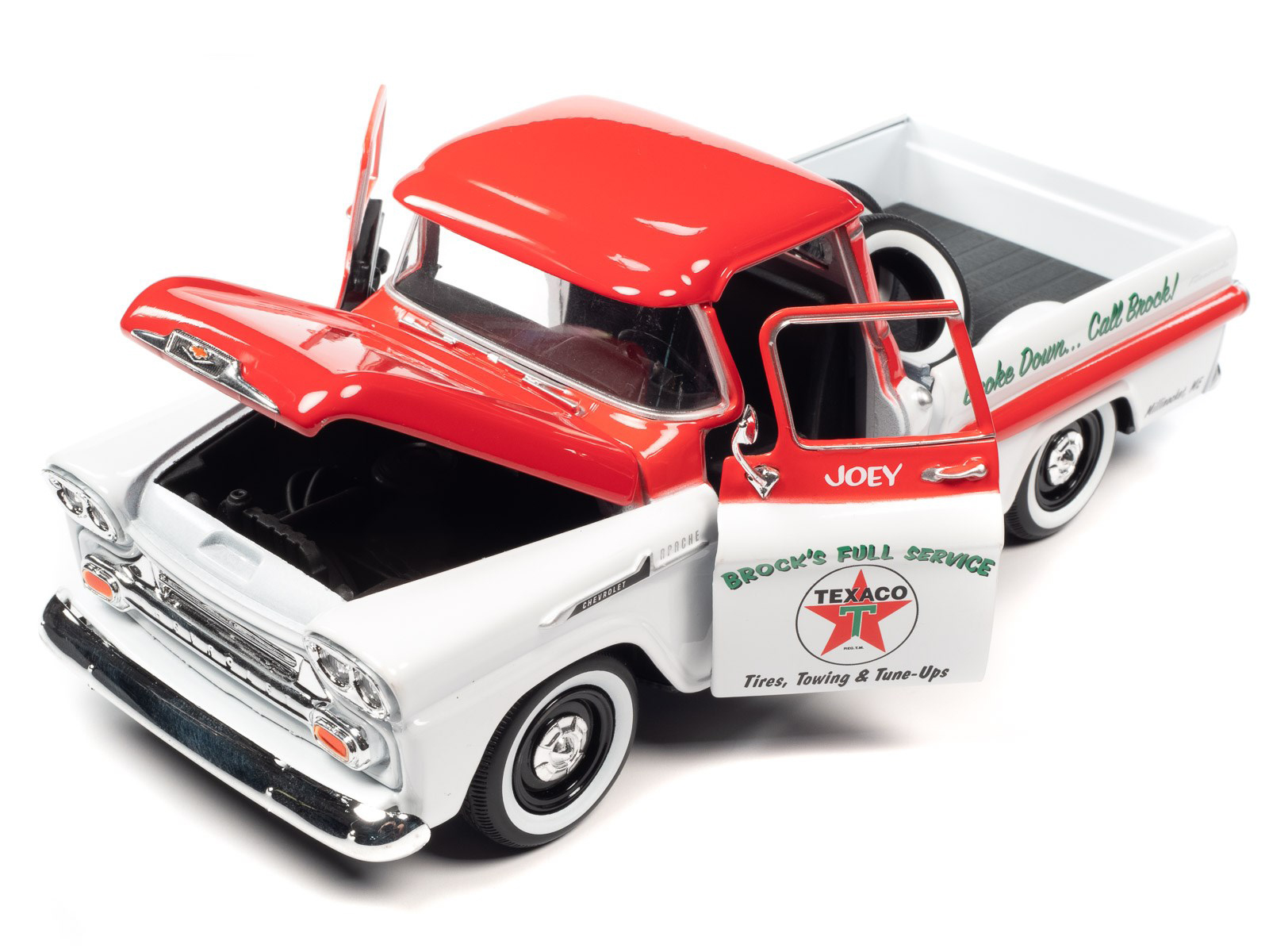 Ein neues Modell aus der Serie AW Autoworld in Maßstab 1:24. Diesmal ein 1957er Chevy Apache Pick up mit Reifen auf der Ladefläche. Design TEXACO in weiß mit rot. "Broock´s Full Service" ist die Firma für die der Truck beworben wird. Im Juli 2023 soll der Chevy bereits erhältlich sein. Es ist das 40. Auto aus dieser Serie. 