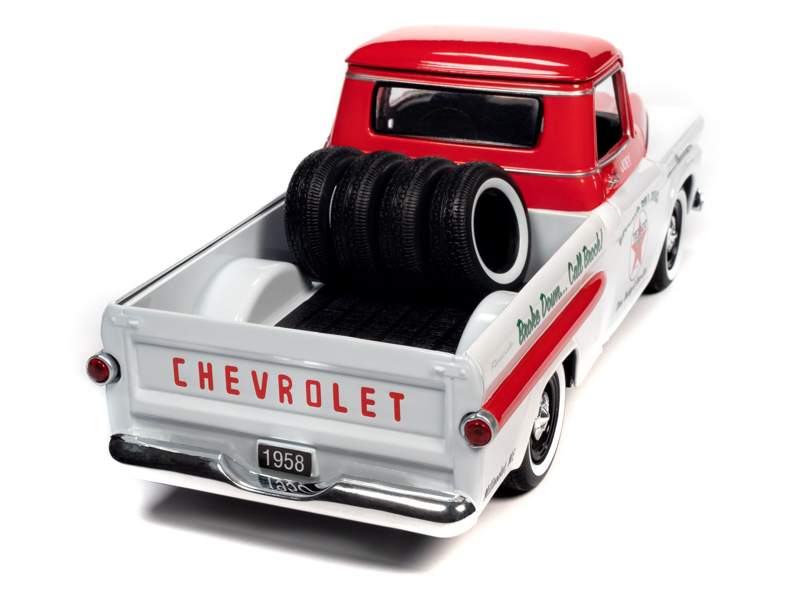 Heckansicht des Models in 1:24, 1957er Chevy Apache Pick Up, von AW Autoworld. Typisch fr die damalige Zeit ist auch die Chromstostange und die runden Heckleuchten. Sicherlich ist Blinker und Bremslicht hier eingebaut und beides in rot beleuchtet. Ein Reifenstapel ist auf der Ladeflche im Lieferumfang enthalten. Heute - wie auch damals - fehlt die Sicherung der Pneus. Aber der findige Bastler kann hier noch einen Gurt spannen. 