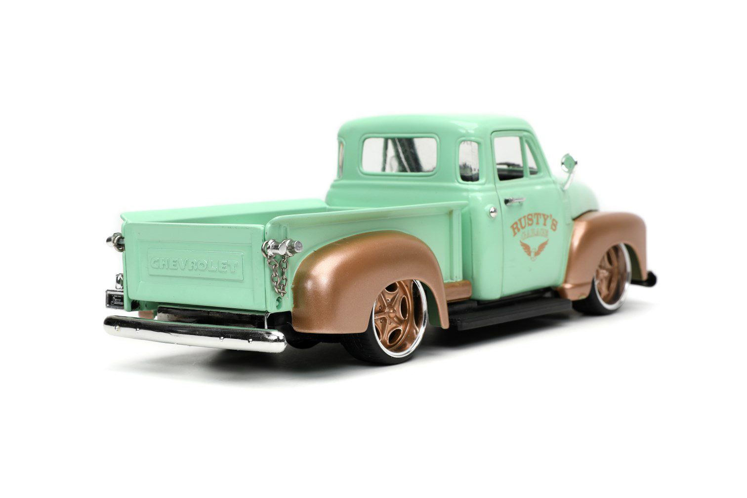 Modell eines Chevy Pick Up aus dem Jahr3 1953. Die von General Motors gebauten Pick Ups hatten an Vorne und hinten ausgestellte Kotflgel. Der mintgrne Chevy ist mit dem kupferfarbenen LOGO RUSTY`S Garage, kupferfarbenen Kotflgeln und zwei Stzen von Felgen mit Reifen hergestellt. Die "gepimpten" Niederquerschnittsreifen mit kupferfarbenen Felgen knnen gegen die klassischen Felgen mit Weiwandreifen und Chromradkappen ausgetauscht werden. Ein Reifenregal in blau liegt der Packung bei. Schraubendreher ist fr die Montage ebenfalls im Lieferumfang enthalten. 