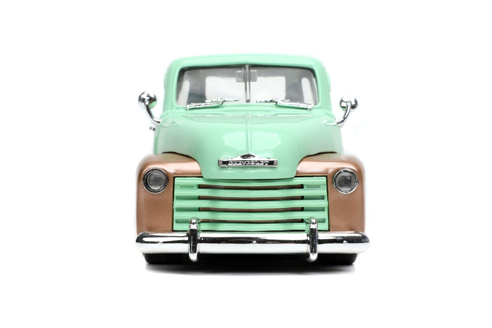 Modell eines Chevy Pick Up aus dem Jahr3 1953. Die von General Motors gebauten Pick Ups hatten an Vorne und hinten ausgestellte Kotflgel. Der mintgrne Chevy ist mit dem kupferfarbenen LOGO RUSTY`S Garage, kupferfarbenen Kotflgeln und zwei Stzen von Felgen mit Reifen hergestellt. Die "gepimpten" Niederquerschnittsreifen mit kupferfarbenen Felgen knnen gegen die klassischen Felgen mit Weiwandreifen und Chromradkappen ausgetauscht werden. Ein Reifenregal in blau liegt der Packung bei. Schraubendreher ist fr die Montage ebenfalls im Lieferumfang enthalten. 