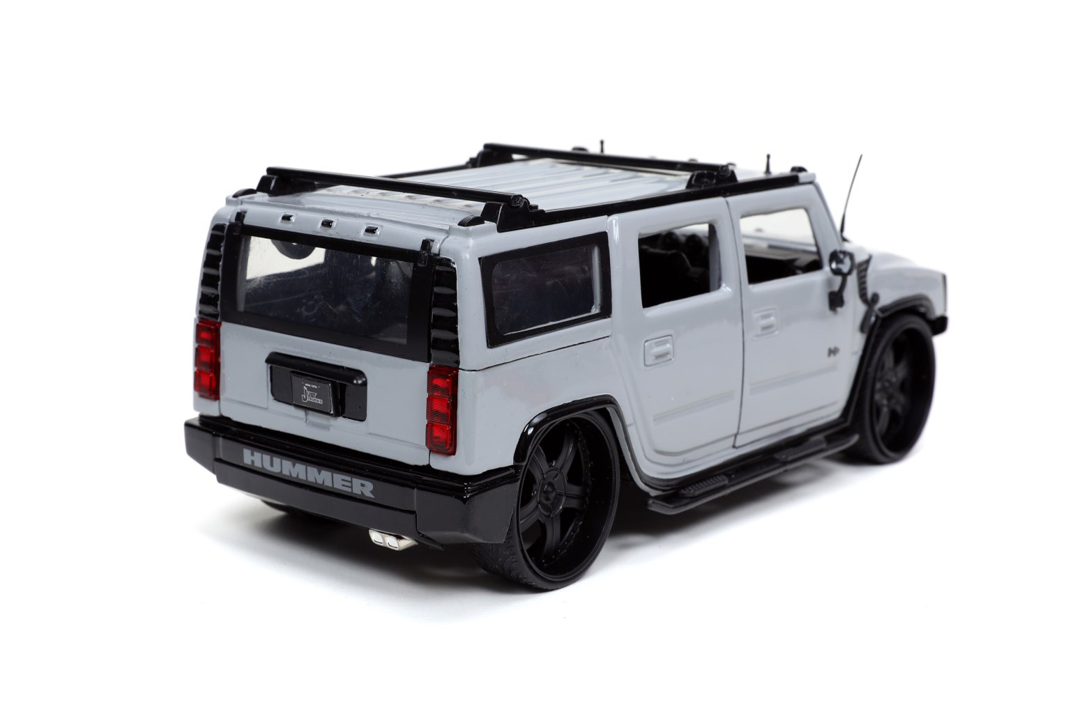 Modell eines zivilen Hummer H2 in grau mit schwarzer Front und Anbauteilen. Auch bei diesem Modell sind Ersatzfelgen in Chromoptik sowie das Felgenregal enthalten. auch der Schraubendreher gehrt zur Ausstattung. 