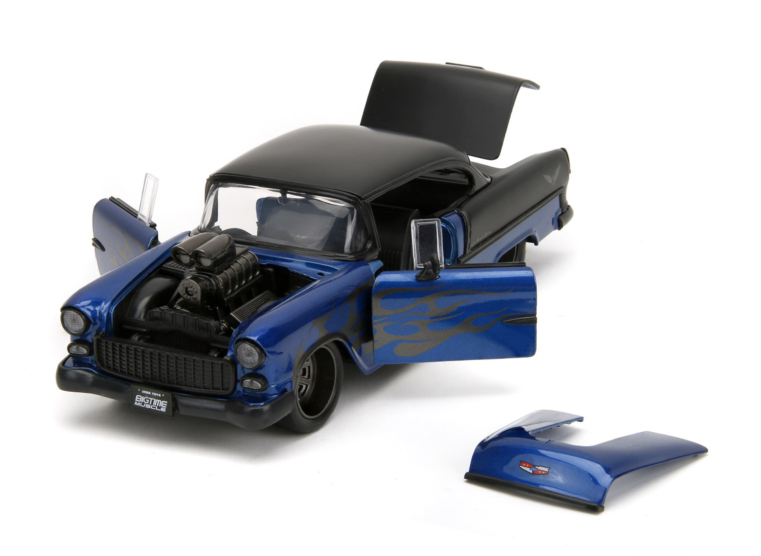 Modell eines Chevy Bel Air aus dem Jahre 1955. Das Coupe ist in dunkelblau / schwarz lackiert und hat seitlich Flammenzeichen die am Vorderrad angehen und zur Türe hin zulaufen. Die Motorhaube ist mit einem riesigen Luftansaugstutzen versehen. Die Motorhaube lässt sich zum Zeigen des Big Blocks abnehmen. Dach, Kofferraumdeckel und die hintere Hälft sind, ebenso wie die sonst üblichen Chromringe um die Scheinwerfer und Chromstoßstangen, in Mattschwarz gehalten. Die Felgen sind in dunkelgrau lackiert. Kofferraum und Türen lassen sich am Modell öffnen.