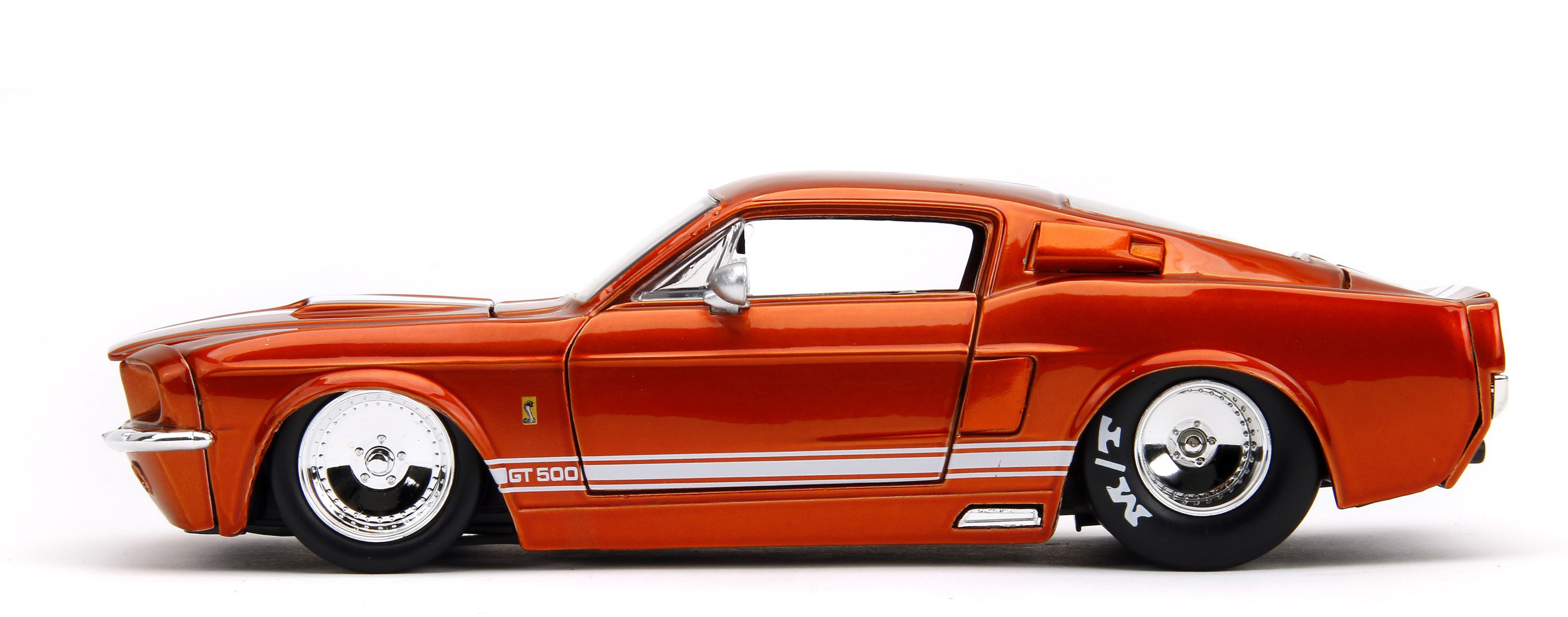 Der Shelby GT 500 aus dem Jahre 1967 ist in Kupferfarbe lackiert. Die typischen Shelby Doppelstreifen über die Mitte des Autos sind in weiß angebracht. Zierstreifen mit dem GT 500 Logo wurden über dem Seitenschweller angebracht. Motorhaube lässt sich ebenso wie Türen und Kofferraumdeckel öffnen. Die verchromten Ganzscheibenfelgen sind für das Auto, wie auch die verchromten Seitenspiegel der Hingucker.