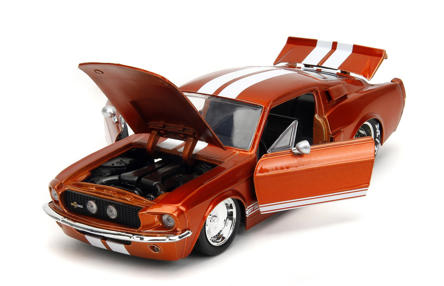 Der Shelby GT 500 aus dem Jahre 1967 ist in Kupferfarbe lackiert. Die typischen Shelby Doppelstreifen ber die Mitte des Autos sind in wei angebracht. Zierstreifen mit dem GT 500 Logo wurden ber dem Seitenschweller angebracht. Motorhaube lsst sich ebenso wie Tren und Kofferraumdeckel ffnen. Die verchromten Ganzscheibenfelgen sind fr das Auto, wie auch die verchromten Seitenspiegel der Hingucker. 