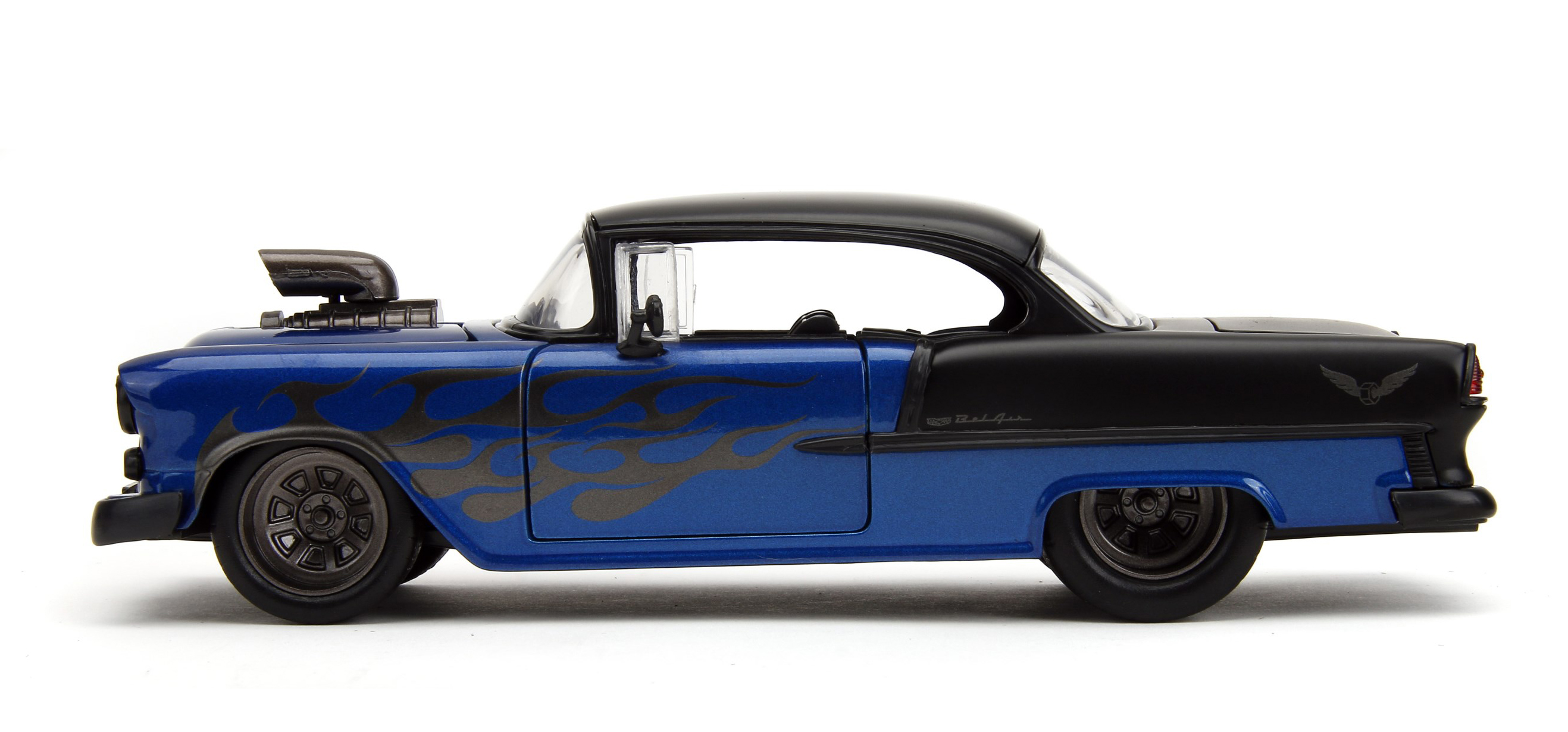 Modell eines Chevy Bel Air aus dem Jahre 1955. Das Coupe ist in dunkelblau / schwarz lackiert und hat seitlich Flammenzeichen die am Vorderrad angehen und zur Türe hin zulaufen. Die Motorhaube ist mit einem riesigen Luftansaugstutzen versehen. Die Motorhaube lässt sich zum Zeigen des Big Blocks abnehmen. Dach, Kofferraumdeckel und die hintere Hälft sind, ebenso wie die sonst üblichen Chromringe um die Scheinwerfer und Chromstoßstangen, in Mattschwarz gehalten. Die Felgen sind in dunkelgrau lackiert. Kofferraum und Türen lassen sich am Modell öffnen.