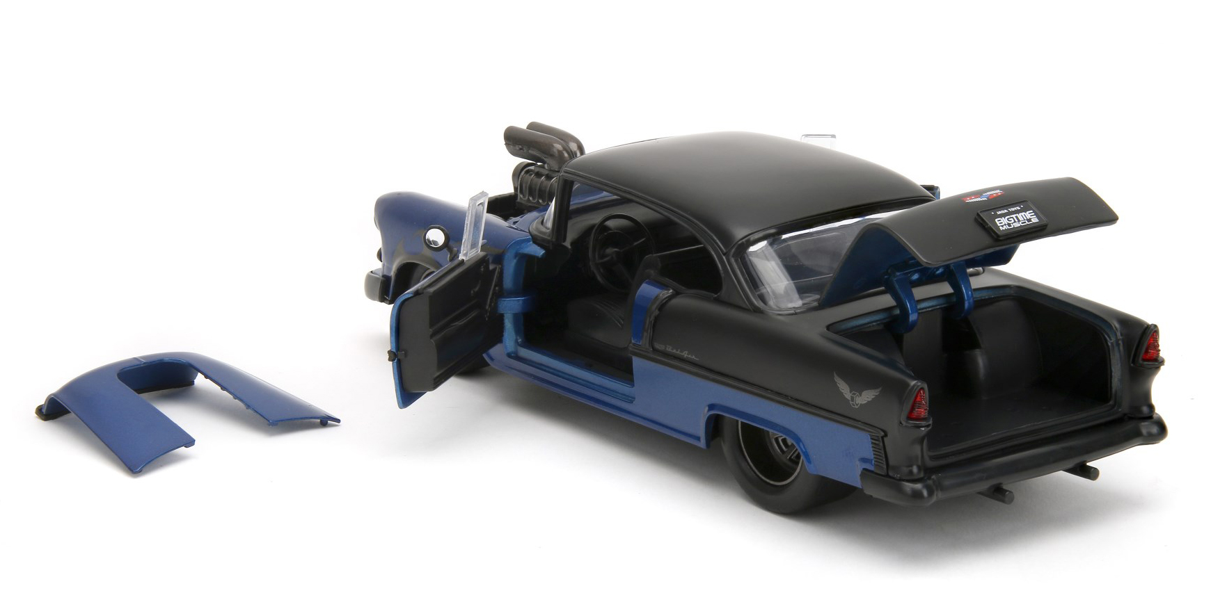 Modell eines Chevy Bel Air aus dem Jahre 1955. Das Coupe ist in dunkelblau / schwarz lackiert und hat seitlich Flammenzeichen die am Vorderrad angehen und zur Tre hin zulaufen. Die Motorhaube ist mit einem riesigen Luftansaugstutzen versehen. Die Motorhaube lsst sich zum Zeigen des Big Blocks abnehmen.  Dach, Kofferraumdeckel und die hintere Hlft sind, ebenso wie die sonst blichen Chromringe um die Scheinwerfer und Chromstostangen, in Mattschwarz gehalten. Die Felgen sind in dunkelgrau lackiert. Kofferraum und Tren lassen sich am Modell ffnen. 