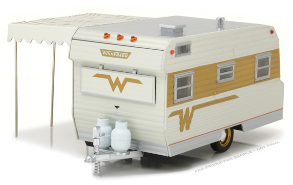 Winnebago Wohnwagen fr die Anhngerkupplung (hitch and tow trailer) mit Markise und auf der Deichsel zwei Gasflaschen.  