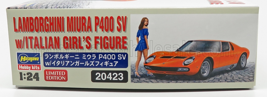 Die Verpackung des Modellbaukits von Hasegawa fr den Lamborghini Miura P400 SV aus dem Jahre 1971. Im Bausatz ist ein italienisches Mdchen - auch als Bausatz - enthalten. Natrlich im Mastab und mit kurzem Kleid, passend zum Sportwagen