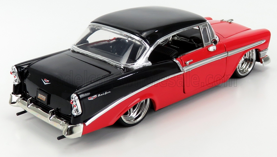 Chevrolet - Bell Air Hard Top aus dem Jahre 1956 als Umbau und getunt. Viel Chrome und tiefergelegt. 