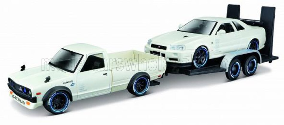 Maisto 1/24, Datsun - 620 Pick-Up aus 1973 mit Datsun Skyline GT-R (R34) aus 1999 auf Anhnger. Nummer 32754 in wei-schwarz