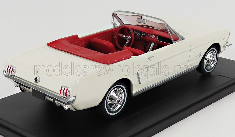 USA, Ford Mustang, Ford Mustang Cabriolet offen, 1965er Baujahr, Wei mit roten Sitzen, rote Persenning, Coches-Autos-Inolvaidales-Salvat-Mexico, Edicola Modellauto, 1:24, Mastab 1:24, 