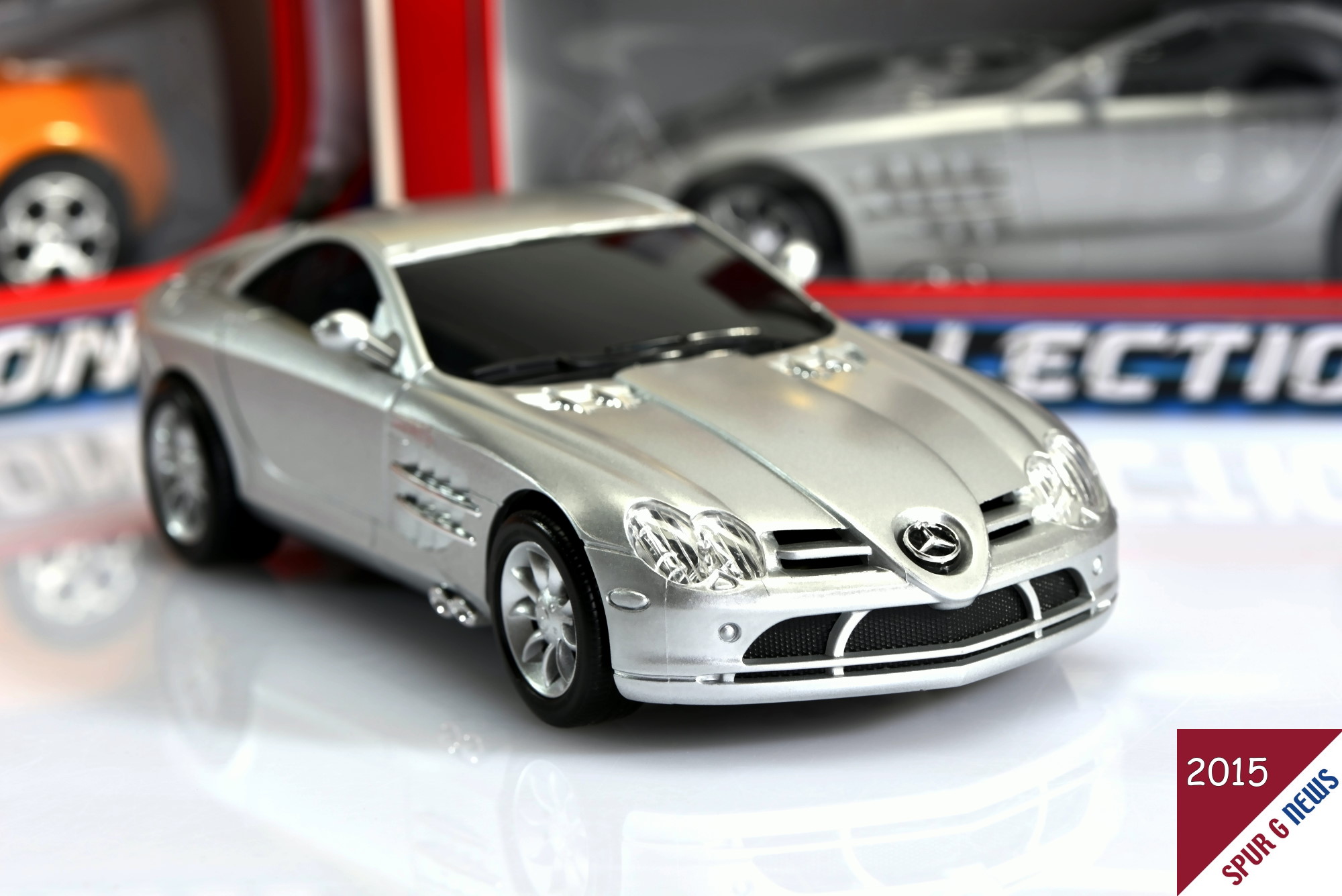 Der matt silberne Mercedes SLR MCLaren als 1:24 Modell und fr 2,99 EUR braucht sich von der Detaillierung und der Ausfhrung nicht hinter andere Modellautos zu verstecken. Turbinenradfelgen, Sitepipe Auspuffanlage, groe Lufteinlsse an der Seite und auf der Haube machen klar, da stecken im Original PS (Neudeutsch KW) dahinter. Auch der Mercedes Stern auf der Motorhaube ist gefllig mit der Frontpartie in den Modellbahnmastab umgesetzt worden. Fr den Preis kann auch nicht verlangt werden, dass sich die Tren oder eine Haube ffnet. Dafr sind die Zierstreben bei den Lufteinlssen sogar verchromt.        