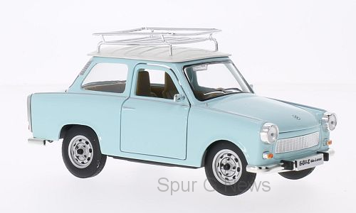 Trabant 601 Deluxe in blauf mit weissem Dach, Dachgepcktrger und verchromten Lampenzierringen  von Lucky Diecast im Masstab 1:24 fr die Gartenbahn