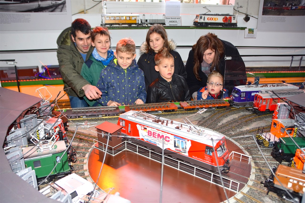 Eltern und vor allem Kinder staunen ber die Lokomotiven im Bahnpark Augsburg. Auf der Drehscheibe eine von KISS Modellbahnservice umlackierte Ge 4/4 III der RhB mit der damaligen Werbung von BEMO einem Hersteller fr feine RhB Fahrzeuge im HOe Mastab. 