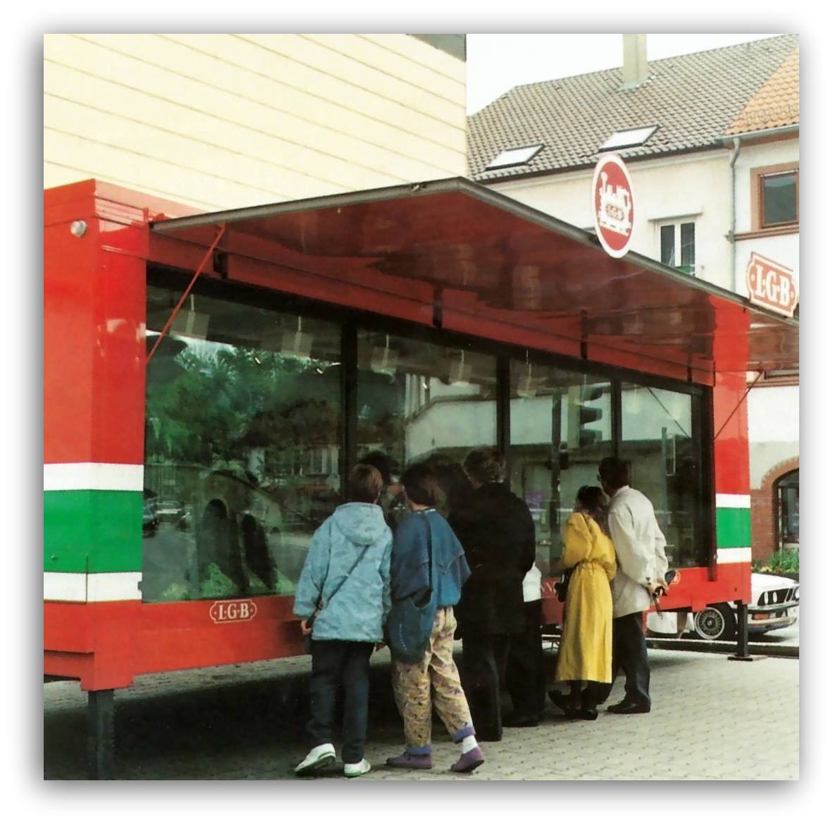 Wir freuen uns, wenn die Kinder und Erwachsenen auf dem Nrnberger Christkindlesmarkt sich auch, wie hier im Sommer 1989 in Bergzabern, am Ausstellungswagen die "Nasen" platt drcken!