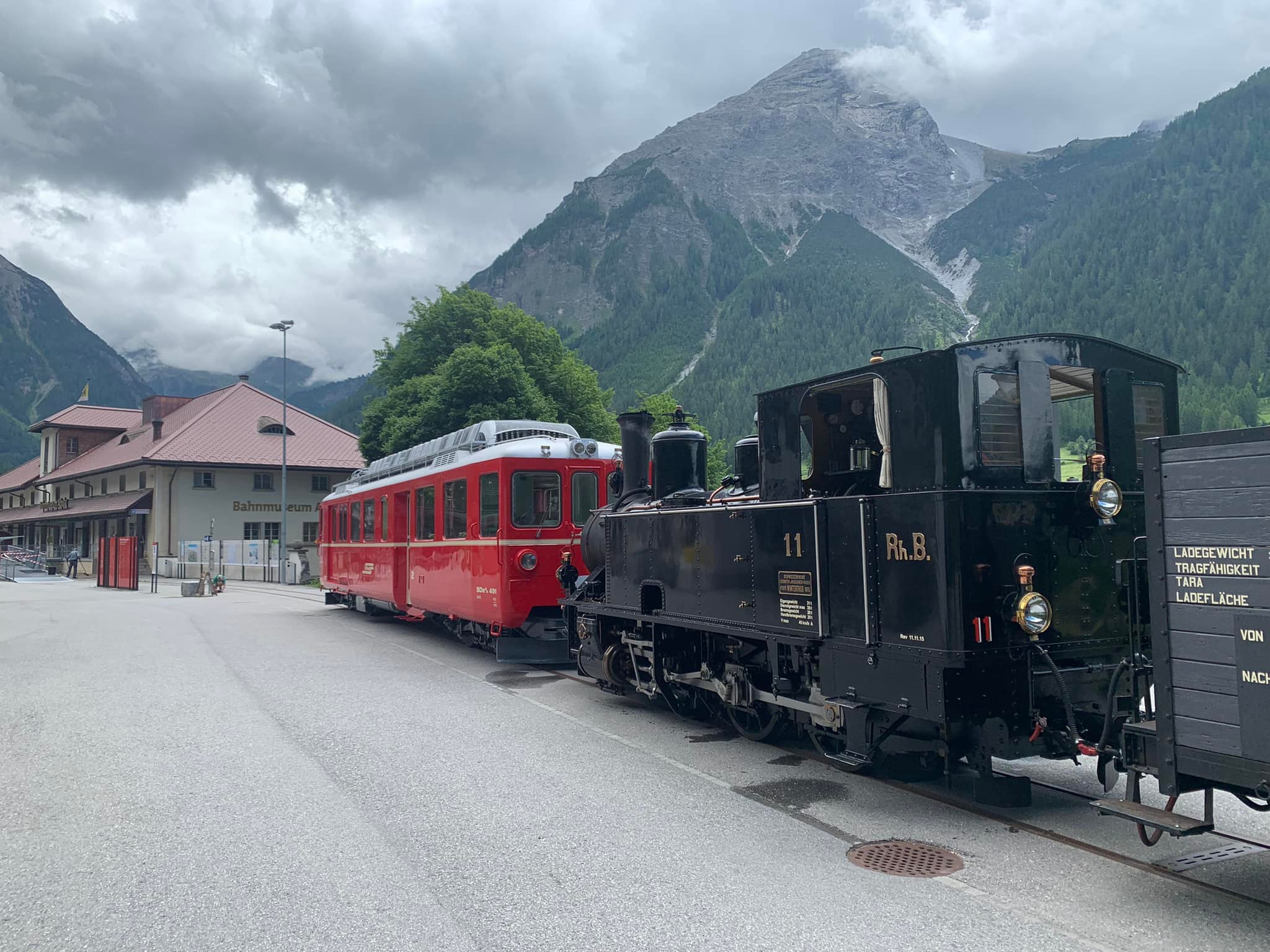 Heidi_und_491: Dampflok G 3/4 Nr. 11 Heidi mit dem historischen BDe 4/4 491 Triebwagen der ehemaligen RhB Bahnstrecke Bellinzona-Mesocco