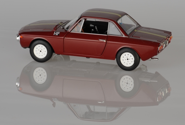 Lancia Fulvia HF - Ralley Auto der 70er Jahre mit weien Felgen und im Mastab 1:24 