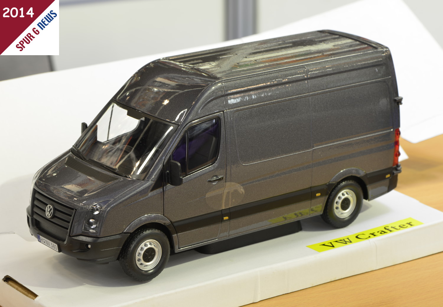 Ansicht grauer VW Crafter VAN von CARARAMA - Art. Nr. 126B-001