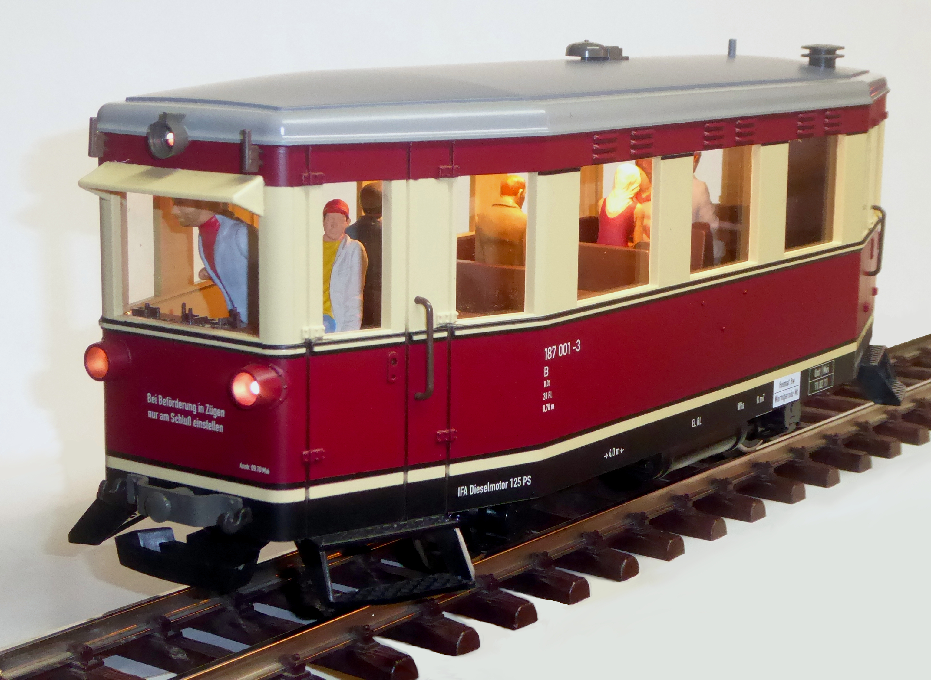 HSB T1 - HSB Triebwagen T1, Modell des HSB Triebwagens T1 im Mastab 1:22,5 vom Hersteller TrainLine in Ausfhrung mit Decoder und Sound von Dietz Elektronik. Schaltbarer Lichtwechsel wei/rot und schaltbare Innenbeleuchtung. Beim Betrieb mit DCC insgesamt 29 Sound- und Lichtfunktionen.