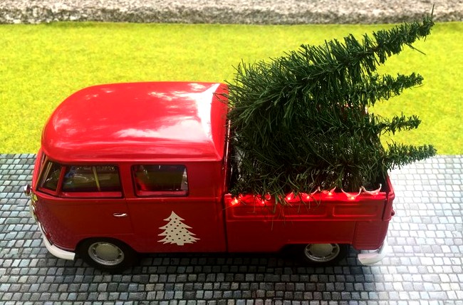 VW T1 Modell Doppelkabine mit Pritsche. Beladen fr das Weihnachtsfest mit Tannenbumen und eine Girlande ziert die Ladeflche. 