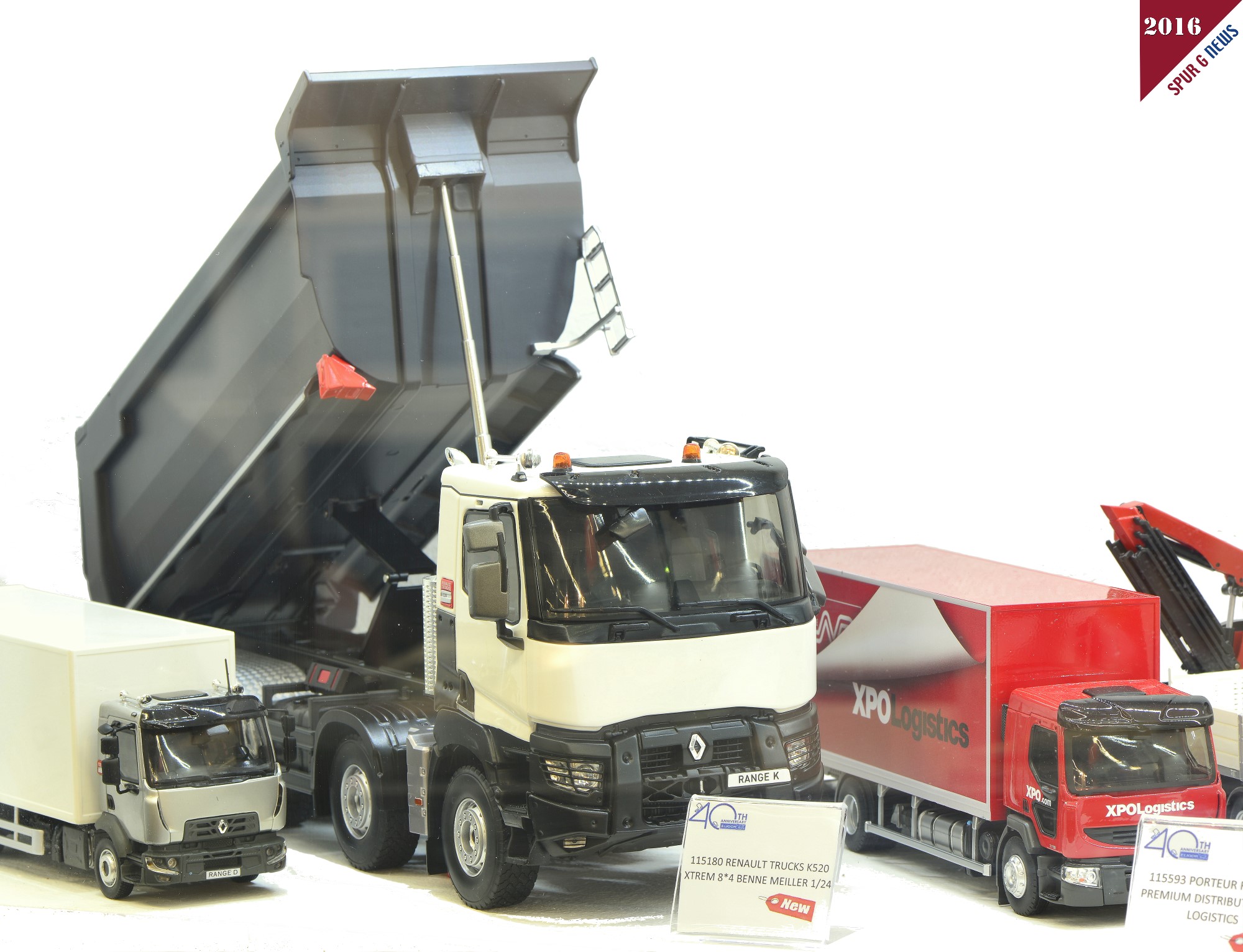 Detailliertes Modell des Renault Trucks K520 Extrem LKW mit Kipper . Fahrerhaus und Fahrgestell aus Metalldruckguss . Die Kabine ist kippbar . Bewegliche Teile : Kabine, Kipper mit hydraulischem Zylinder, Hinterkipper Tr , Rder . Das Chassis sitzt ber der Aussparung fr die beiden Vorderachsen.  Viel Zubehr ist vorhanden. Gesamtgewicht dieser hervorragenden Modells ist mehr als 1,8 kg !