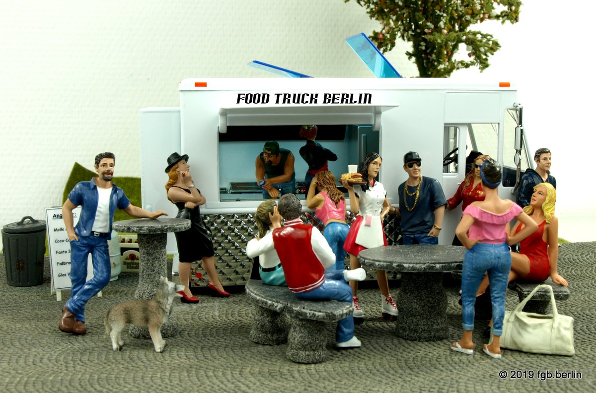 Hier: Ganz schn was los vor und im Food Truck. Tolles Beispiel mit Tischen und Bnken sowie weiteren Figuren aus dem Sortiment von FGB - Franks Garten-Bahnen. 