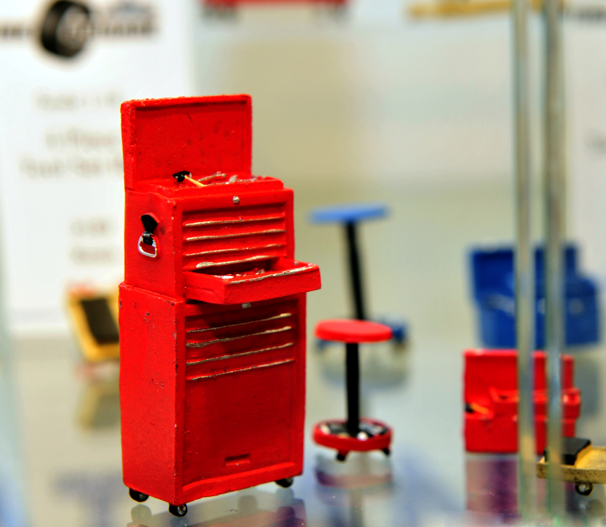 Das Bild links stammt von der Ausstellung auf der Spielwarenmesse 2020 auf dem Stand von M&D International. Hier haben wir den roten Werkzeugschrank in Originalausführung abgelichtet.