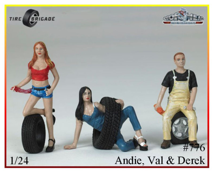 Unter der Art. Nr. 776 sind die Figuren Andie, Val und Derek in anders farbiger Bekleidung und "Mischung" zu haben.  Andie kniet im roten Oberteil und einer knappen Jeans auf dem Reifen. In der rechten Hand hlt sie das Tuch. Val posiert immer noch im Reifen. Diesmal mit blauer Kleidung und wei-schwarzen Schuhen. Derek sitzt auf dem Reifen mit Leichtmetallfelge und hat ein schwarzes T-Shirt sowie eine beige Latzhose an. 