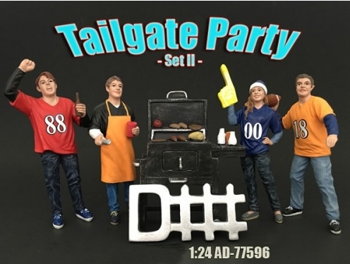 Das Set besteht aus 4 Figuren mit American Football Shirts, einem Grill und einem Zaunelement mit "D" .... Toller Einfall. Passt auch in den Kleingarten auf die Gartenbahn. Dieses Set - American Diorama Art. Nr. 77596 - wird Tailgate Party genannt. Eigentlich ist die die wrtliche bersetzung "Tailgate" - Heckklappe - und "Party" halt die Feier. Also Heckklappen Feier. Das kommt allerdings aus Amerika, besser gesagt aus Nordamerika, und ist eine spontane Party auf dem Parkplatz der Stadien vor oder auch nach dem Spiel. Da es auf dem Parkplatz nahe den Autos stattfindet ist es eben sprichwrtlich mit der Heckklappe verbunden. 