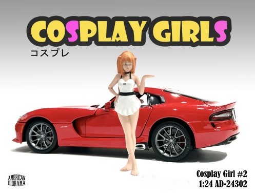American Diorama - Art. Nr. 24302 - Cosplay Girl # 2, MISA, Ob Perücke oder Echthaar in hellem Rot hat die Cosplay Figur ein knappes, weißes Kleid mit Gürtel und Halsband an. Das auf dem Bild gezeigte Auto ist im Lieferumfang nicht enthalten.
