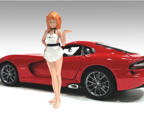 American Diorama - Art. Nr. 24302 - Cosplay Girl # 2, MISA, Ob Perücke oder Echthaar in hellem Rot hat die Cosplay Figur ein knappes, weißes Kleid mit Gürtel und Halsband an. Das auf dem Bild gezeigte Auto ist im Lieferumfang nicht enthalten.