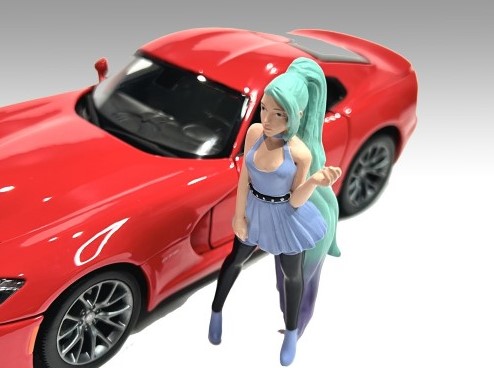 American Diorama - Art. Nr. 24304 - Cosplay Girl # 4, Nami, Figur Nr. 4 hat eine schwarze Leggins zu blauen Stiefeln und einem kurzen Kleid an. Um die Taillie ist eine Gürtel mit Nieten gebunden. Die bodenlangen Haare sind mintgrün mit Verlauf ins Lilla, wahrscheinliche ien Perücke. Das Auto ist wie immer nicht im Lieferumfang enthalten.