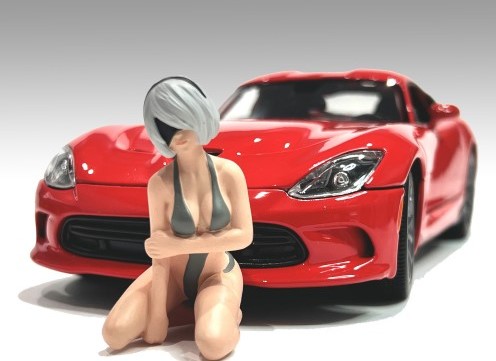 American Diorama - Art. Nr. 24305 - Cosplay Girl # 5, Saya, Die Cosplay Figur Saya sitz auf Ihren Beinen und hat nur einen knappen Bikini der am Nacken gebunden ist in olivgrün an. In den silberblonden Haaren ist ein schwarzen Band eingebunden. Das Fahrzeug ist nicht im Lieferumfang enthalten.