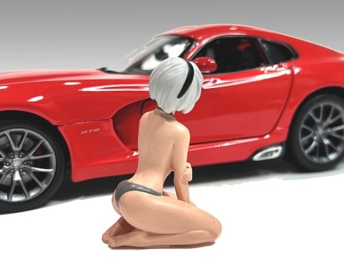 American Diorama - Art. Nr. 24305 - Cosplay Girl # 5, Saya, Die Cosplay Figur Saya sitz auf Ihren Beinen und hat nur einen knappen Bikini der am Nacken gebunden ist in olivgrün an. In den silberblonden Haaren ist ein schwarzen Band eingebunden. Das Fahrzeug ist nicht im Lieferumfang enthalten.