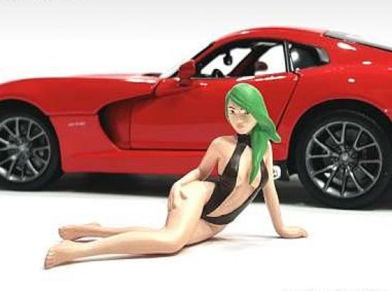 American Diorama - Art. Nr. 24301 - Cosplay Girl # 1, Ayaha, Mit grünen Haaren und schwarzen, knappen Bodyanzug räkelt sich Ayaha auf der Motrohaube oder vor dem Auto. Das Fahrzeug auf dem Bild ist nicht im Lieferumfang erhältlich.