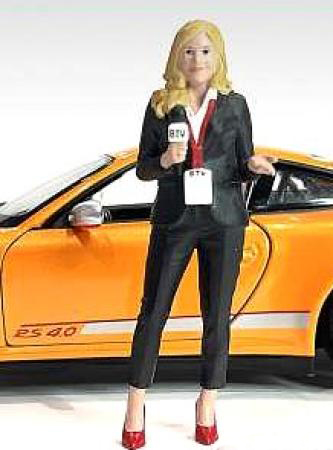 American Diorama - Art. Nr. 24401 "on air" Frau "Alina" Im schwarzen Anzug mit weißer Bluse hat die blonde Reporterin Ihre Akkreditierung und das Mikrofon bereit für die Reportage.