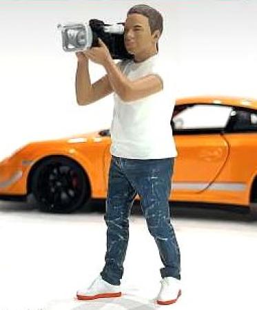 American Diorama - Art. Nr. 24403, "on air" Kameramann Taric, Die große Kamera auf der Schulter ist der Kameramann in blauen Jeans mit weißem T-Shirt und weißen Turnschuhen für die Aufnahme bereit.