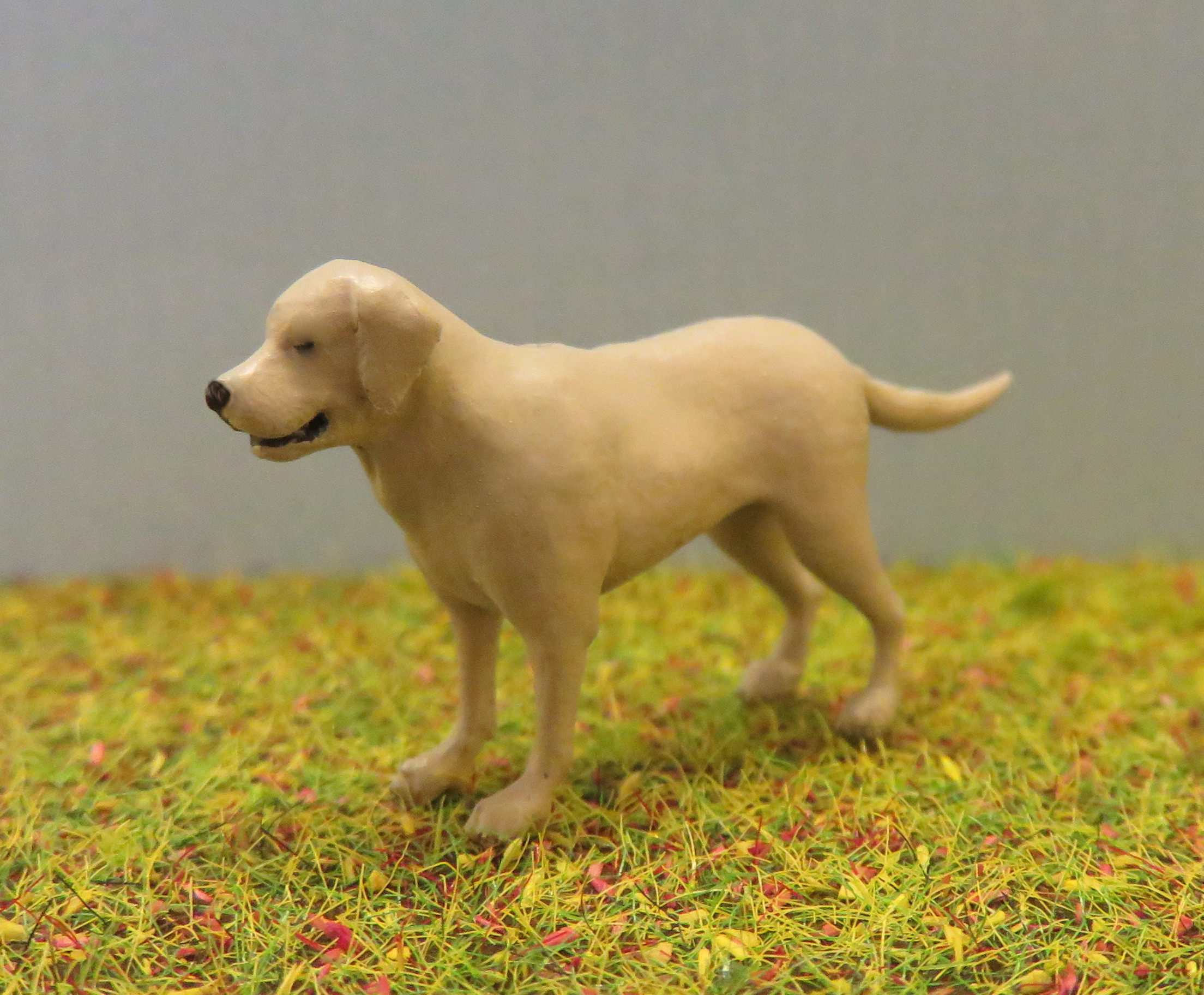 Klingenhfer, Tierfigur fr die Gartenbahn - Beiger Labrador, G-TG06-1