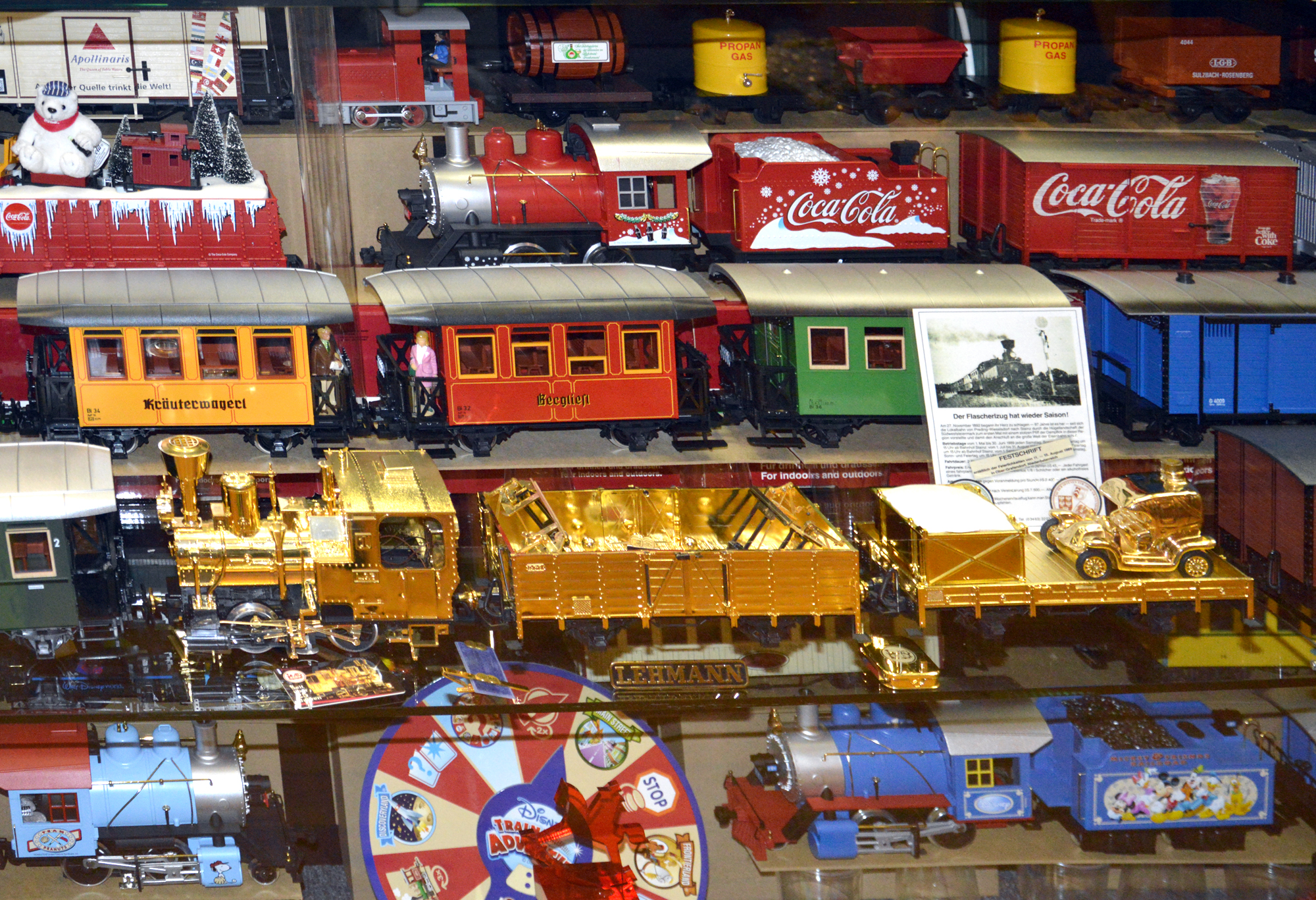 Die Vitrinen der diesjhrigen Ausstellung sind mit Fahrzeugen von LGB, Toy Train, Gnomy und vielen Sondermodellen gefllt. Hier rechts im Bild ein goldener Zug den es zu besonderen Anlssen gab. Die Stainz und die Hnger sind mit 24Karat Goldberzug bei LGB in Nrnberg hergestellt worden. Eine Handvoll Exponate gibt es nur von den verschiedenen Serien. Dieser Stainzzug ist im Jahre 1993/1994 entstanden und nicht katalogisiert.