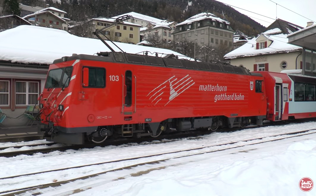 Danke an Andreas Franz und LGB fr das Video mit der Umstetzung des Glacier Express in Disentis. RhB Ge 4/4 II "Kohlelok" wird in Disentis umgespannt auf die Zahnradlok der MGB HGe 4/4 II Nr. 103 um den Weg nach Zermatt mit dem berhmten Reisezug fortzusezten. Das Modell von LGB Art. Nr. 23101 trgt die Lok Nummer 106 und die Werbeaufschrift "Glacier Express". 