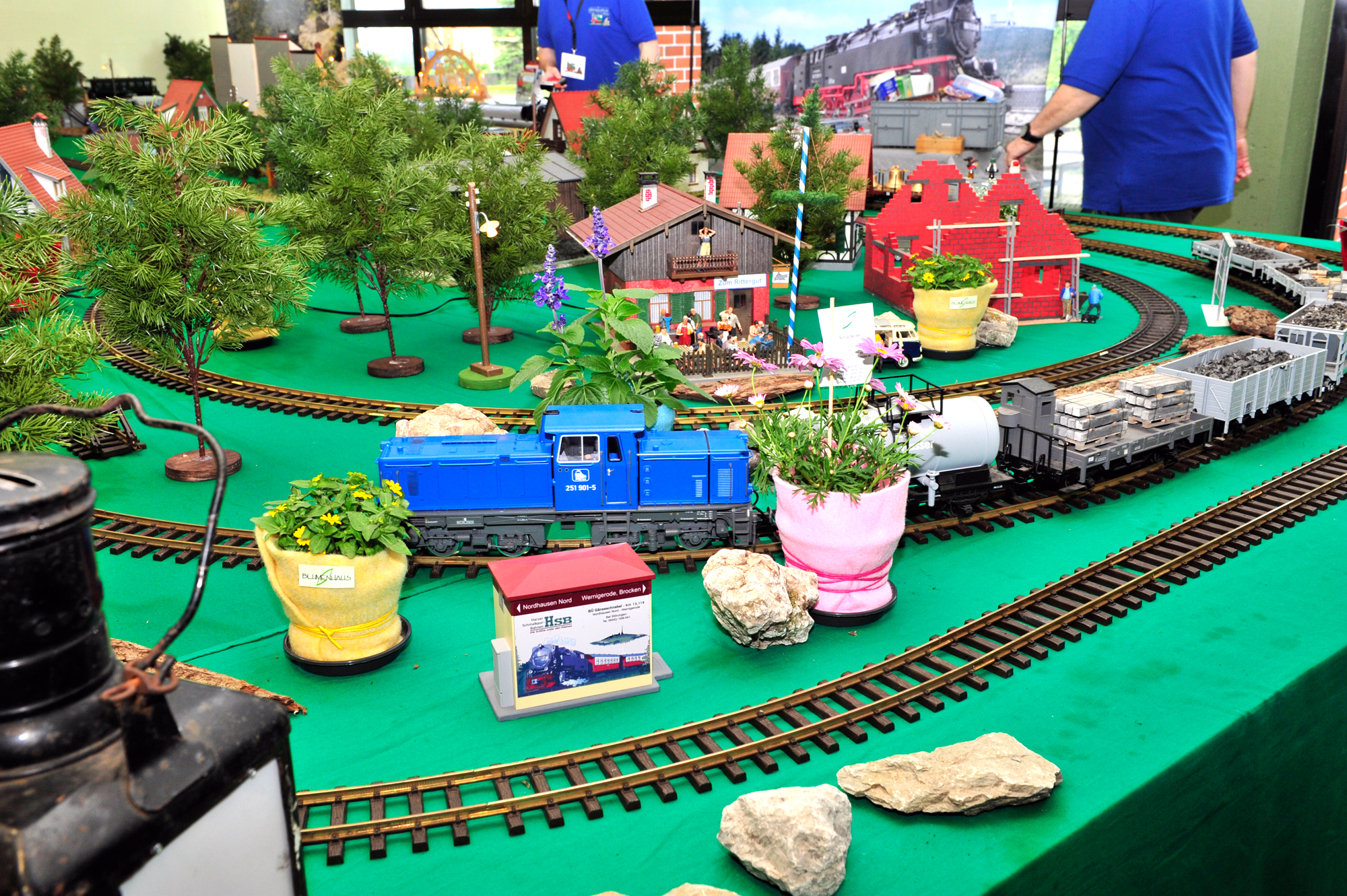 Punk 10:00 Uhr war Einlass und die Züge drehten ihre Runden auf der aufgebauten Gleisstrecke rund um die Häuser und mitten durch die Bäume. Hier die Diesellok der "Press" mit einem Zug wie der Gartenbahner es sich vorstellt. Kesselwagen, beladene Flach- und Hochbordwagen.