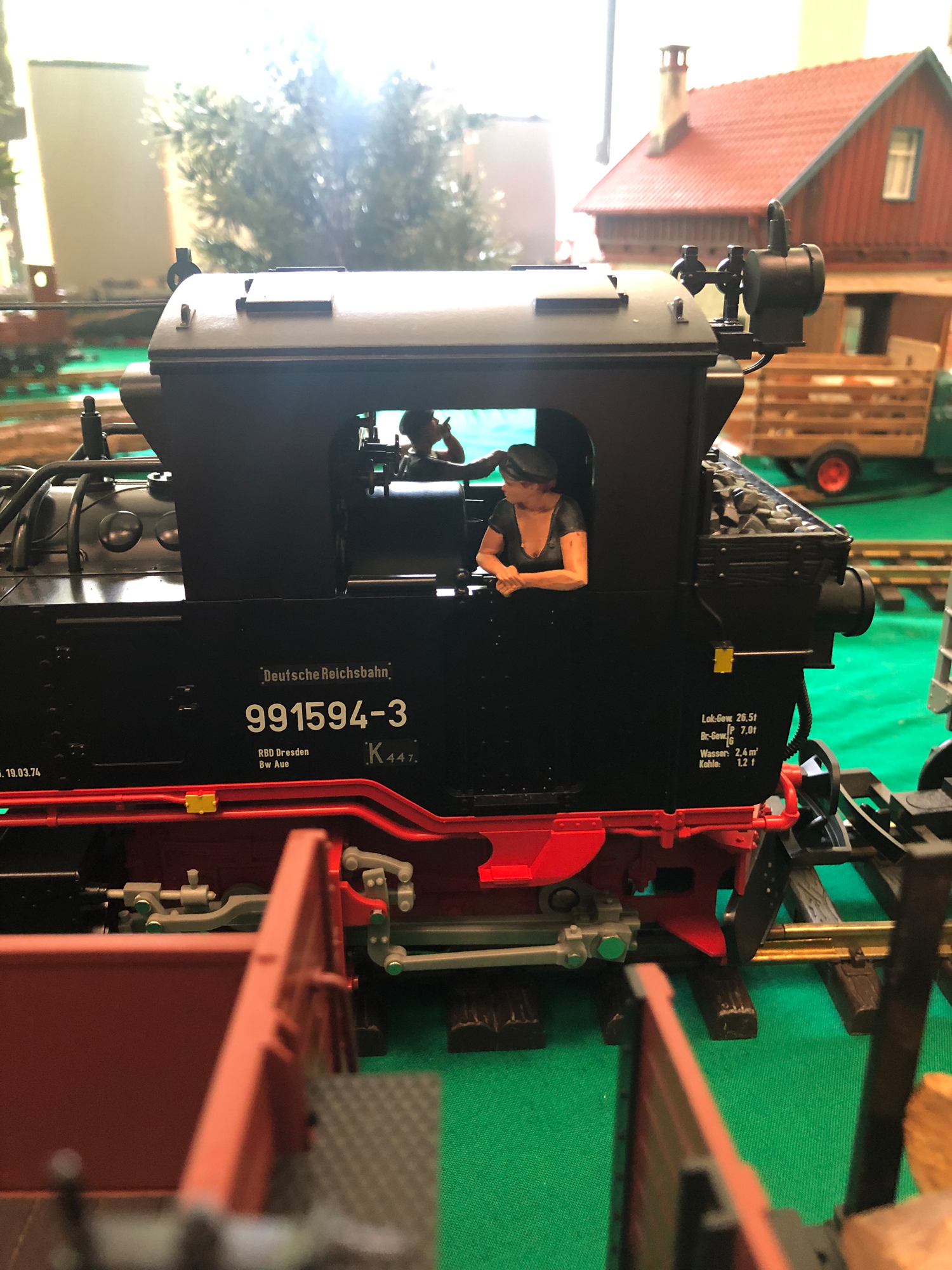 Es ist Feierabend - Auch die Lokführerin bei der Pressnitztalbahn en Miniatur braucht die Nachtruhe.