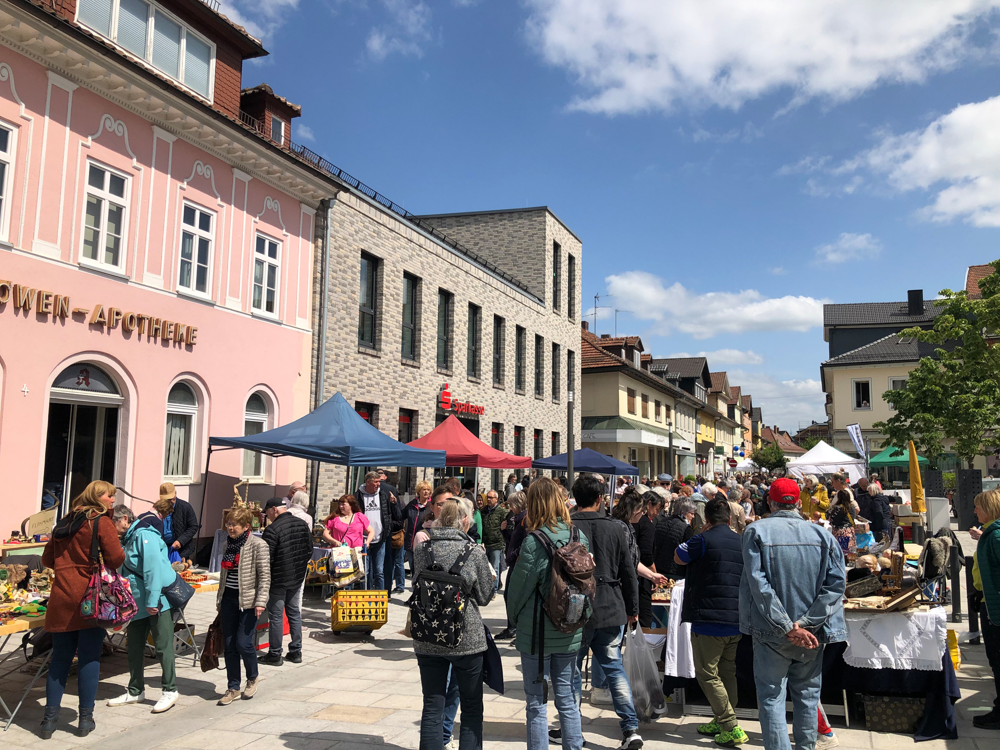 Auf dem Markt war am Donnerstag einiges los. Ein Flohmarkt in fast allen Gassen rund um das Rathaus. Puppen, Teddybren, Mbel, Raritten und vor allem viele Gste. Das Wetter spielte von 5 Uhr Frh bis Nachmittag mit. 