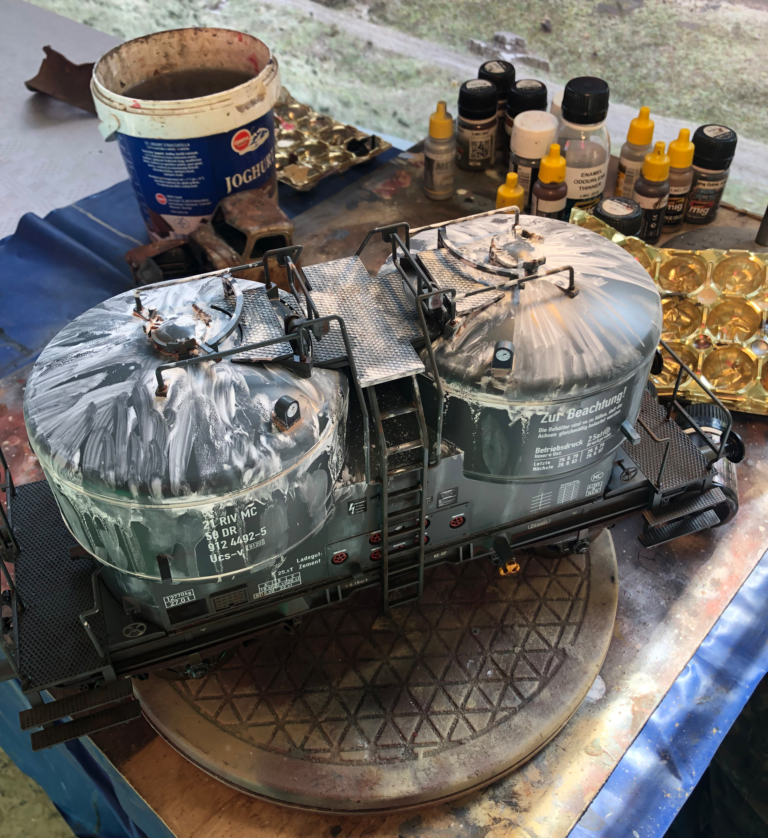 Jeden einzelnen Schritt der Alterung haben wir nun nicht im Detail festgehalten. Hier ist an den Wagenbühnen, an den Aufstiegen, am Rahmen, den Rädern und an den Silos gealtert worden. Die Silos sind auf dem Bild noch nicht ganz gefinischt, hier wird dann morgen Freitag und am Samstag noch verfeinert.